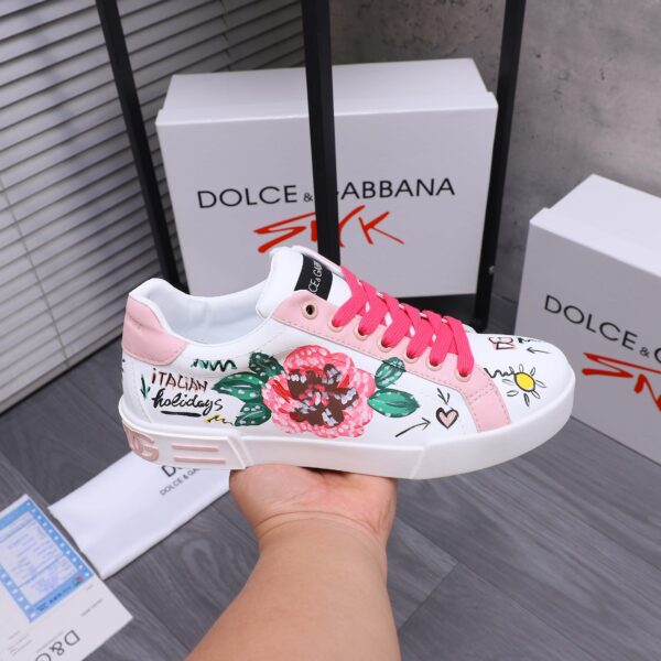 6 Dolce & Gabbana Mismatched Graffiti Floral Print White Leather Low Top Casual Sneakers