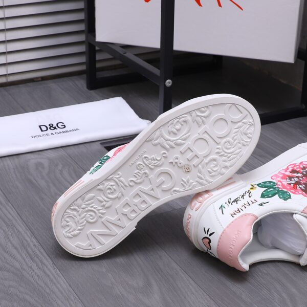 8 Dolce & Gabbana Mismatched Graffiti Floral Print White Leather Low Top Casual Sneakers